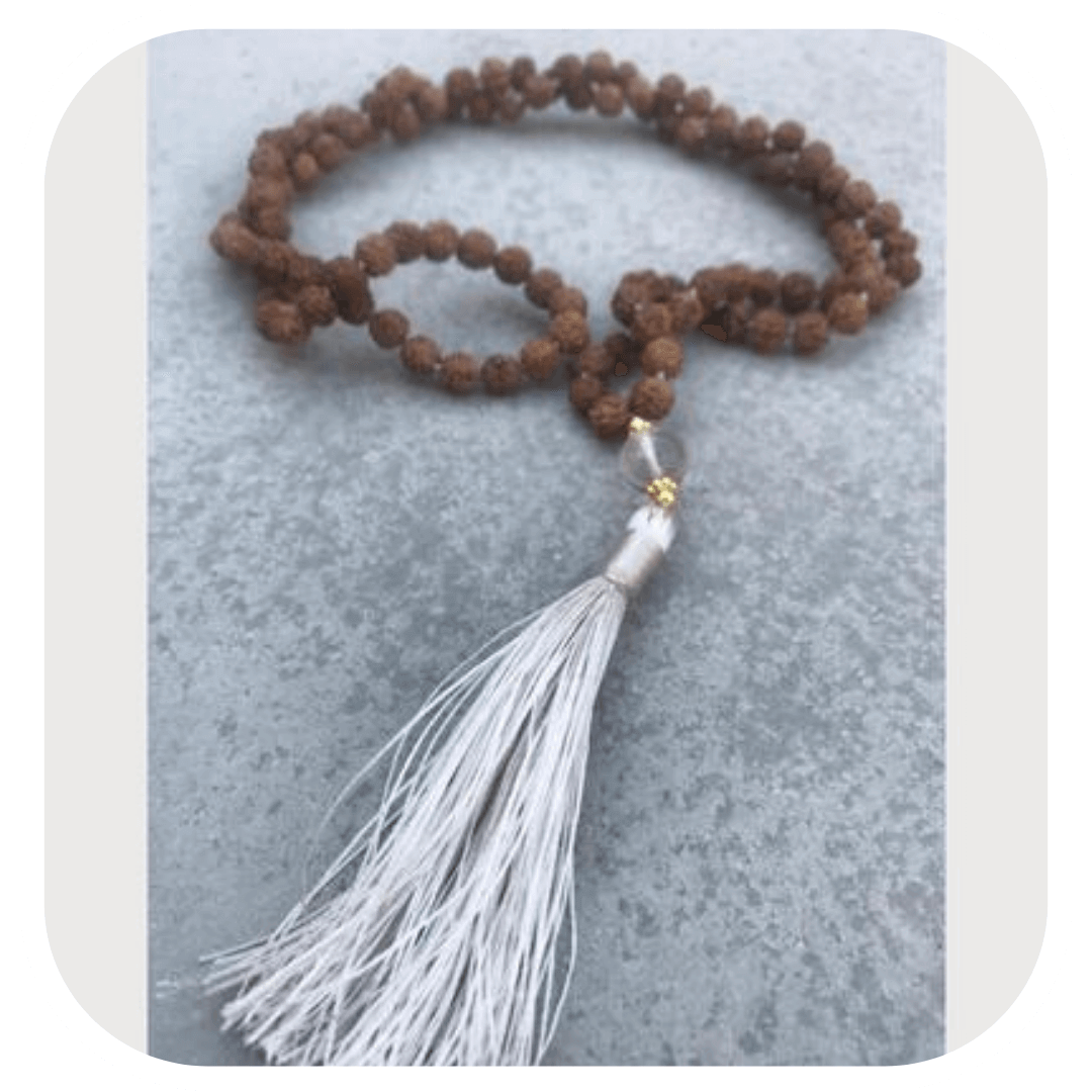 Māla Kette aus Rudraksha Samen mit Lotusanhänger - MalaSariLove 