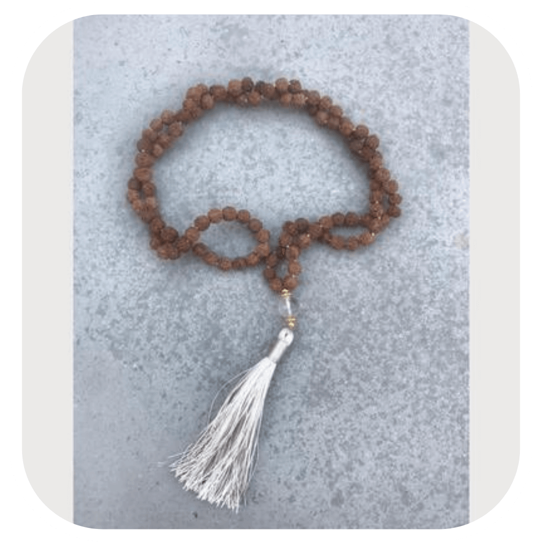 Māla Kette aus Rudraksha Samen mit Lotusanhänger - MalaSariLove 