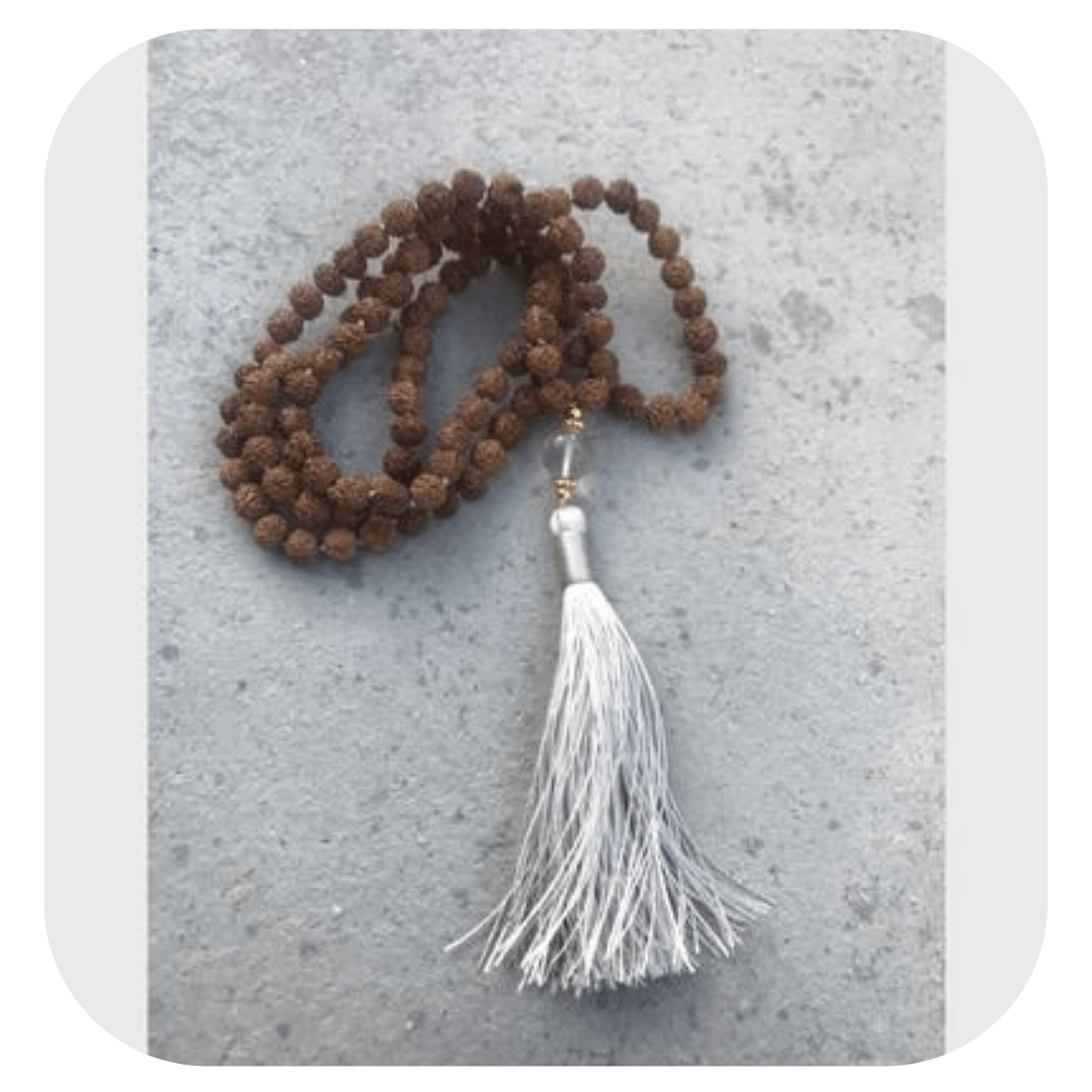 Māla Kette aus Rudraksha Samen mit Lotusanhänger - MalaSariLove 