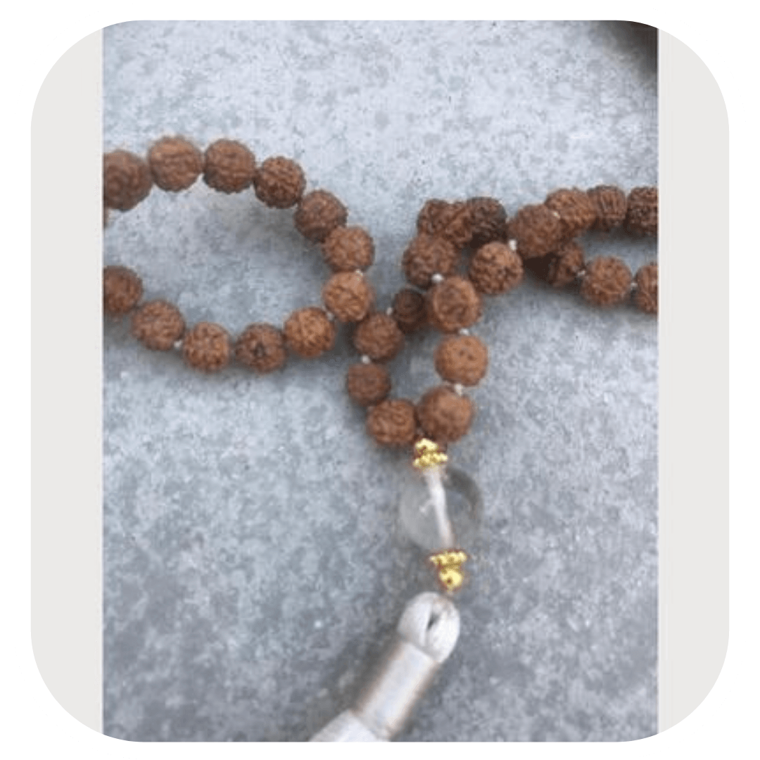 Māla Kette aus Rudraksha Samen mit Lotusanhänger - MalaSariLove 